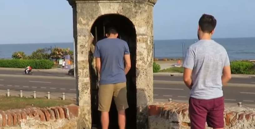 [Video] ¡Indignante! Turistas españoles orinaron en las murallas del Castillo San Felipe