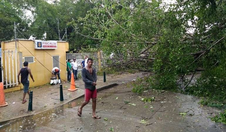 Cuatro personas heridas y vías bloqueadas dejó en Montería fuertes lluvias con vientos huracanados