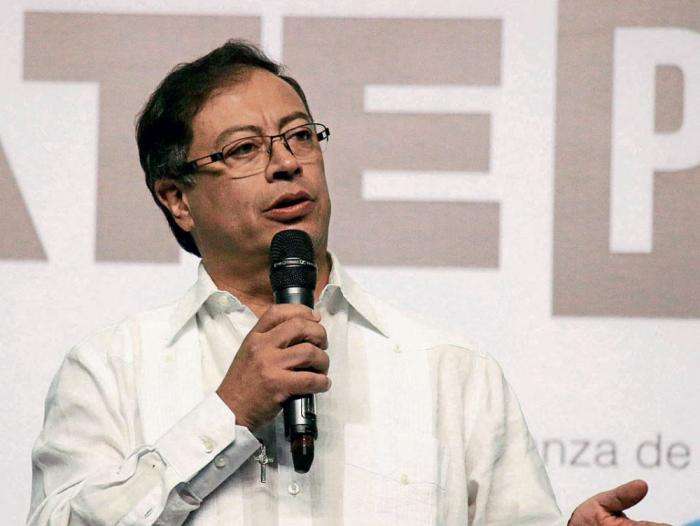 ¿Cual derrota? Gustavo Petro botó el chupo con Caracol Radio