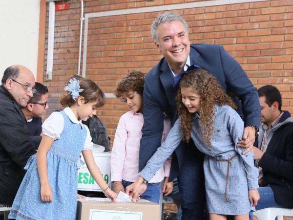 El candidato Iván Duque ya ejerció su derecho al voto