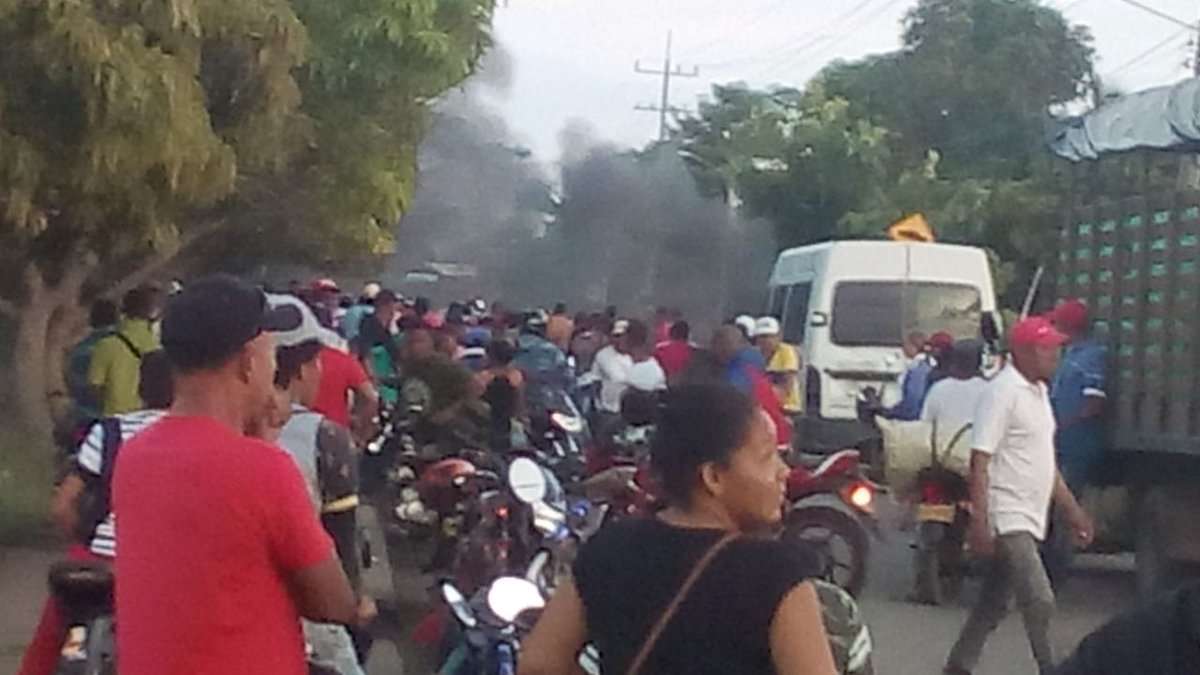 Bloqueos en la vía San Bernardo del Viento – Lorica por fallas en el fluido eléctrico