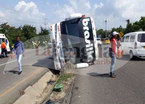 Bus de Brasilia que salió de Montería se volcó en Sabanagrande