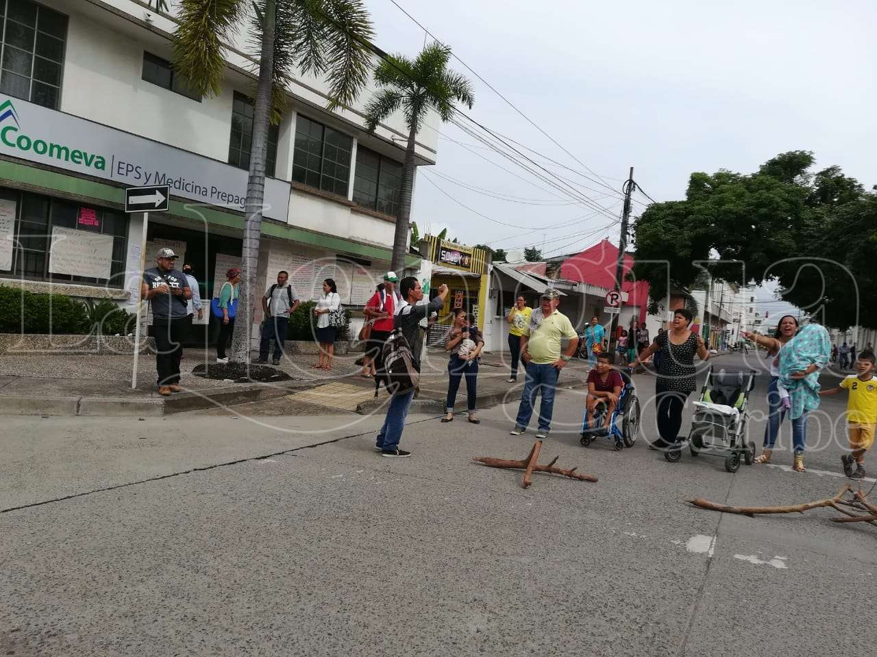 Madres desperadas que protestan en contra de Coomeva bloquean la vía