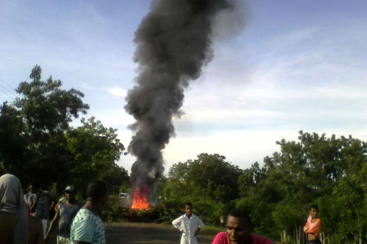 La zona costanera arde: bloqueos en vías de Moñitos y San Bernardo del Viento