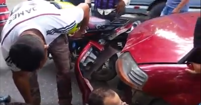 Automóvil arrolló y dejó heridos a una pareja de motociclistas en la vía Garzones-Mocarí