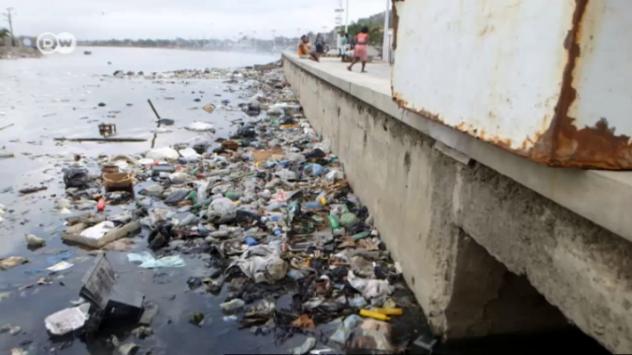 [Video] En Haití son arrojados 10 billones de kilos de basura al mar