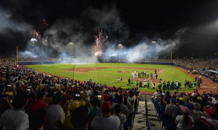 En plena inauguración del estadio de beisbol se ‘pilló’ a su esposa con el jefe