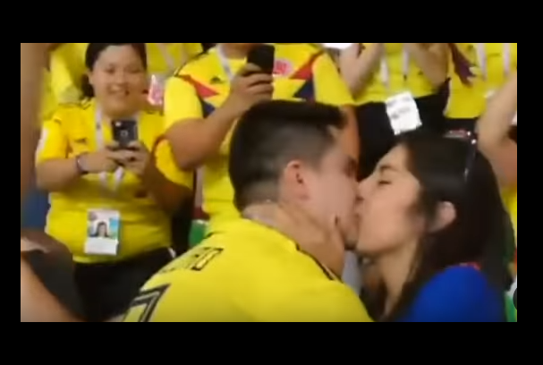 [En video] ¡Asombroso! Hombre le pidió matrimonio a su novia en el partido de Colombia – Polonia