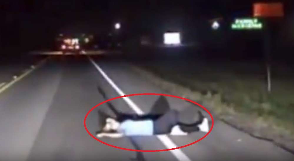 [Video] Mujer borracha se acostó y se durmió en plena carretera