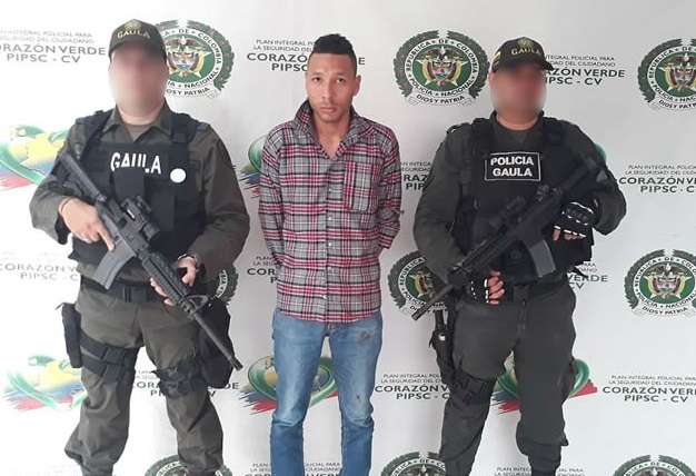 Hombre se hacía pasar por agente de modelos para extorsionar a menores de edad