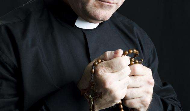 Vaticano condenó a cinco años de cárcel a sacerdote acusado de pedofilia
