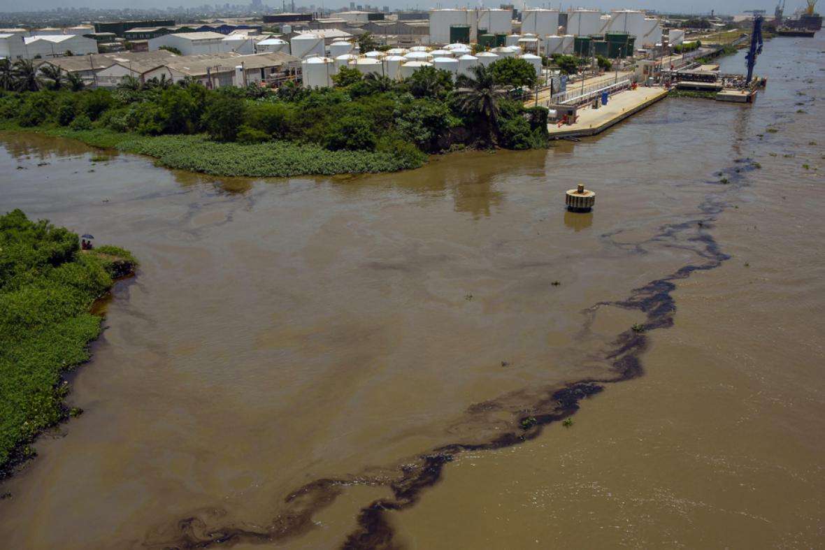 Tras derrame de petróleo en el río Magdalena crece emergencia ambiental