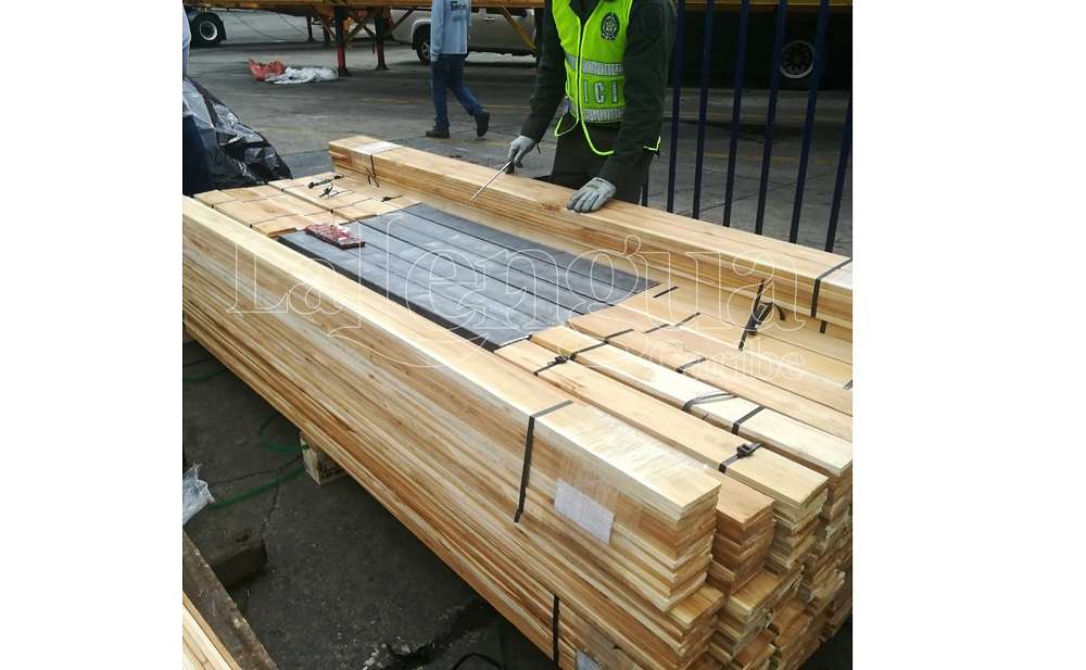 Autoridades confiscan 38 kilos de cocaína que estaban camuflados en un cargamento de madera