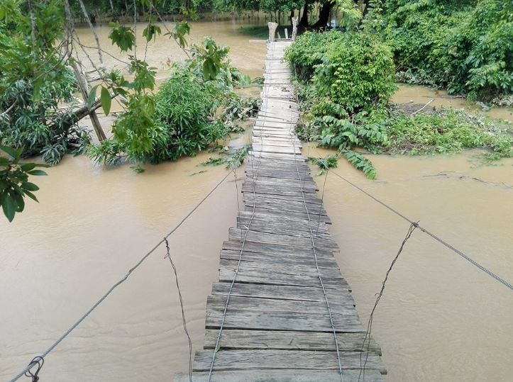 Puente colgante a punto de caerse tras fuertes lluvias en zona rural de Montelíbano