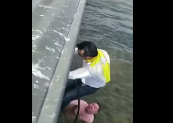 Colombianos salvan a un ruso que se estaba congelando en un río