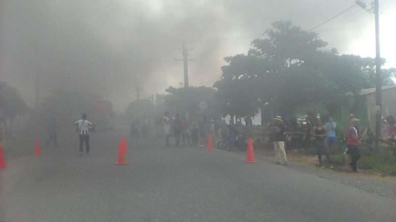 Habitantes de Santa Lucía bloquean la vía para exigir reductores de velocidad