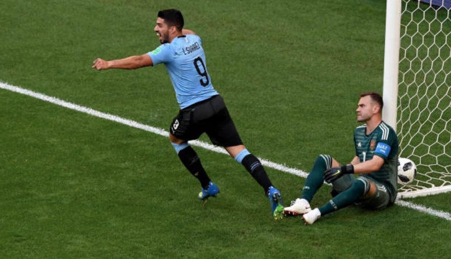 Uruguay aplastó a los anfitriones y ganó el invicto en el Grupo A