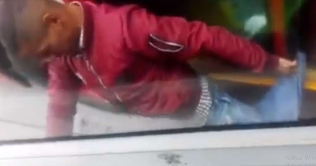 [Video] Por el pie agarraron los pasajeros de un bus a un ladrón que pretendía escapar