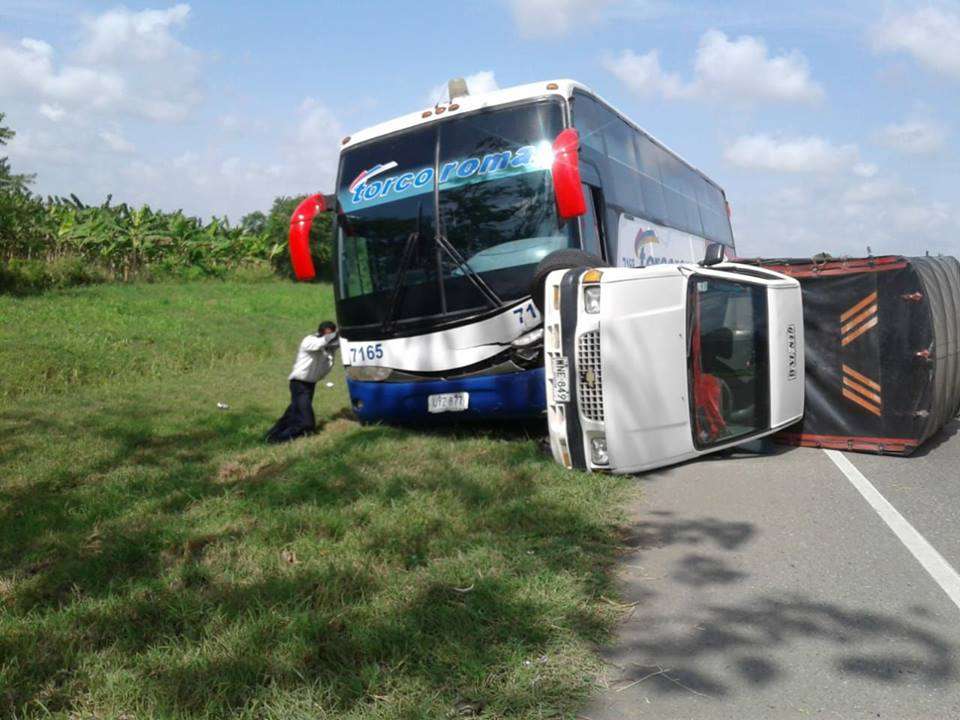 Accidente de tránsito entre un camión de carga y un bus de Torcoroma en la vía Cereté – Montería