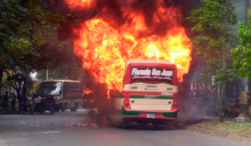 Hombres armados incineraron un bus al occidente de Medellín