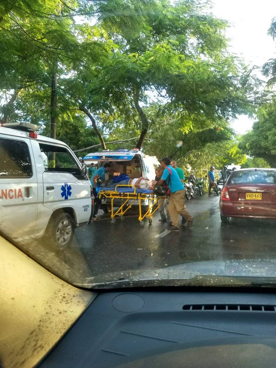 Caída de un árbol en la vía Cereté – Montería dejó cuatro personas heridas