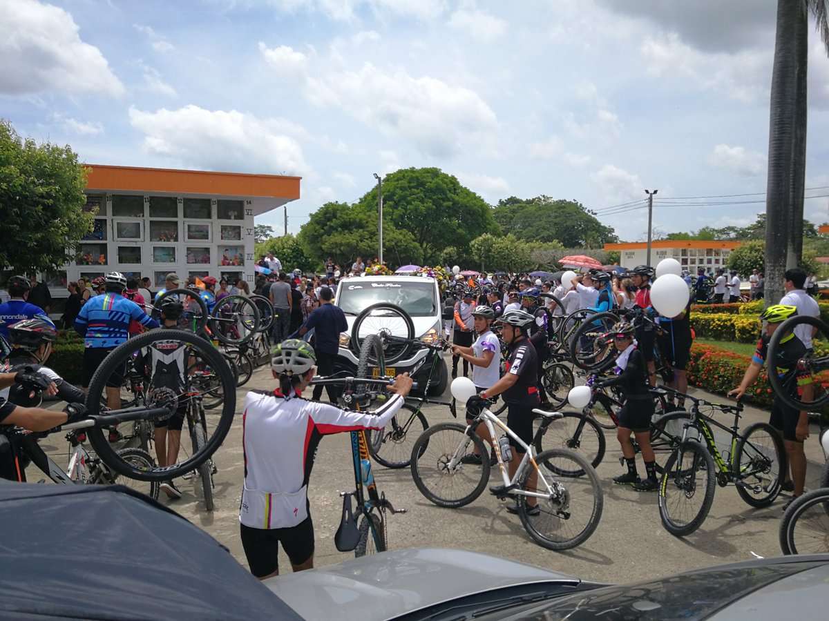 Hasta el cementerio pedalearon ciclistas de Córdoba para darle el último adiós a María Mónica Escobar