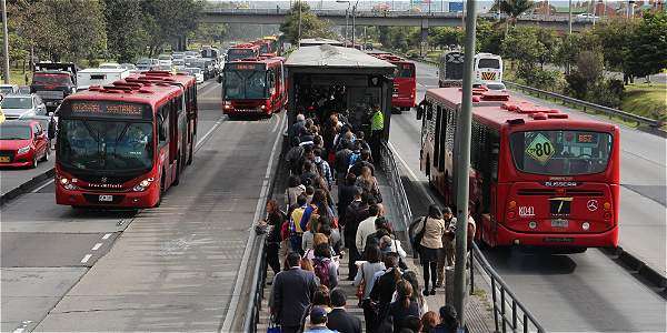 Delincuentes se subieron a un bus y atracaron a 30 pasajeros con cuchillos