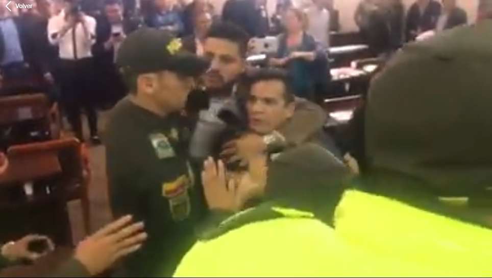 ¡Indignante! Policías agreden a profesores en medio de un debate en el Concejo de Bogotá