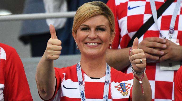 ¡Una hincha más! La presidenta de Croacia paga sus viajes y se descuenta el sueldo por alentar a su selección