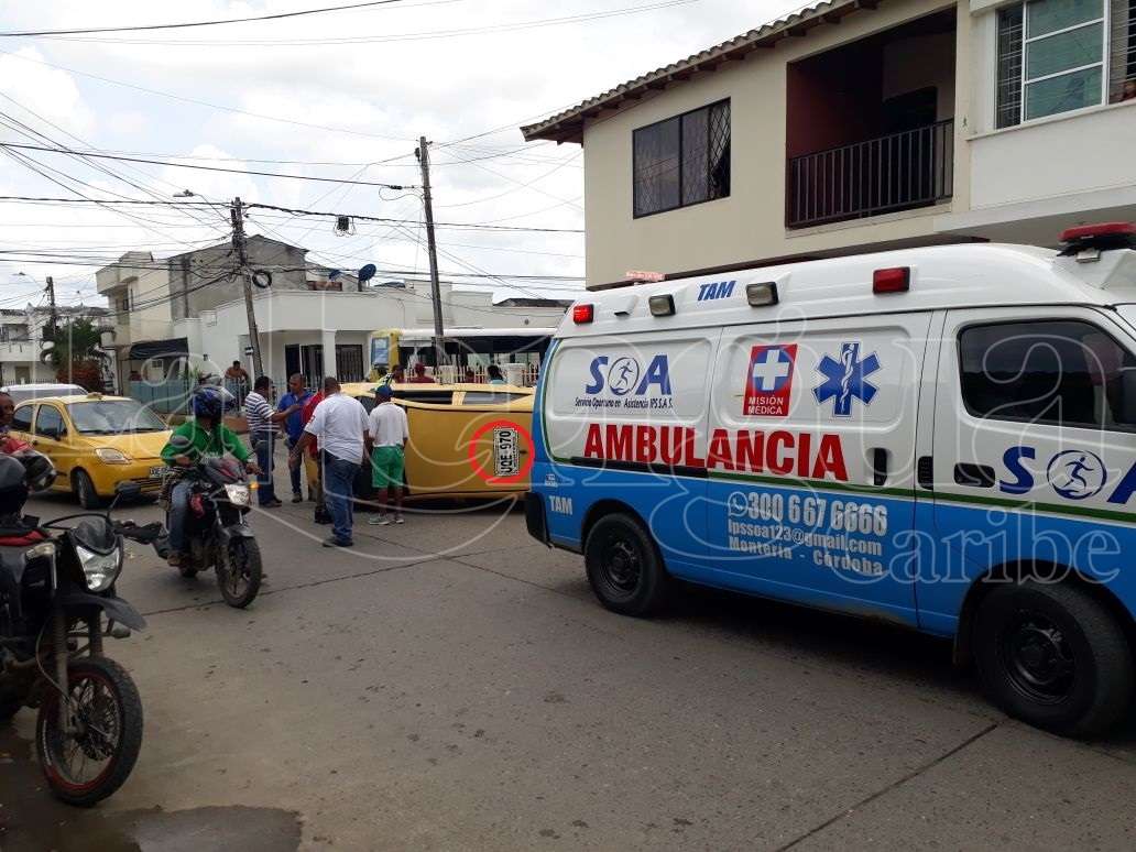 [Video] Taxi se volcó tras chocar contra una Metrosinú en la calle 22 de la ciudad de Montería