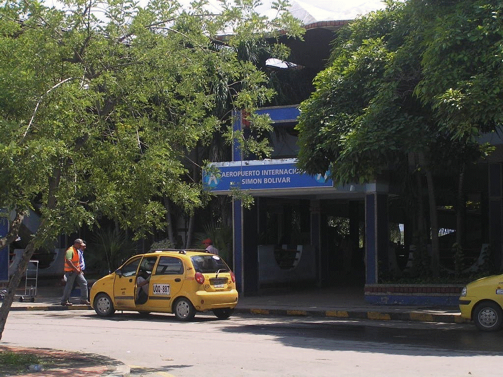 Un patrullero, dos expolicías y tres guardias de seguridad dedicados al hurto en el aeropuerto de Santa Marta