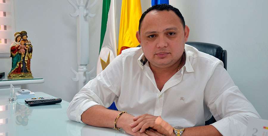 Alcalde de Tierralta socializó dos importantes obras: pavimentación y construcción del Polideportivo