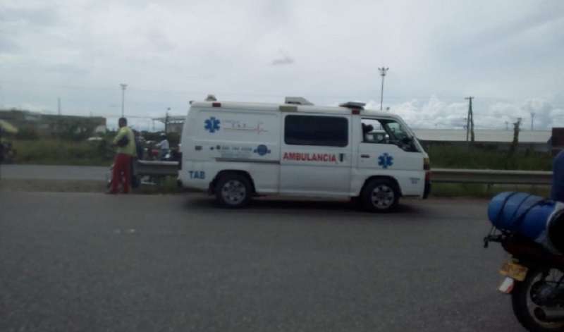 Otro accidente, choque entre motocicleta y automóvil dejó una persona herida en el Segundo Anillo Vial