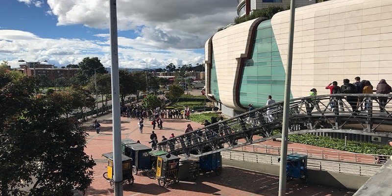 Mujer se suicidó lanzándose desde la terraza de un centro comercial