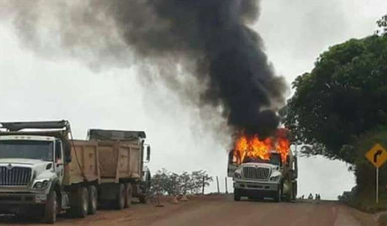 Grupos armados quemaron una volqueta en la zona del Catatumbo