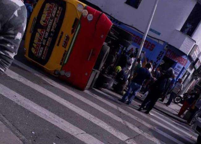 Aparatoso accidente de tránsito entre busetas dejó nueve heridos