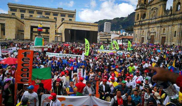 Más de 300 mil docentes se irían a paro nacional