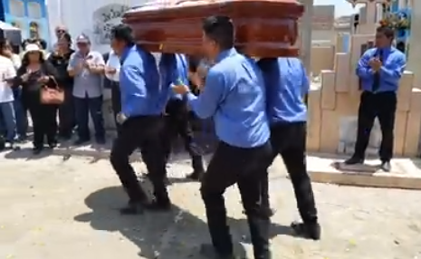 Con danzas y cantos celebran los funerales en Perú