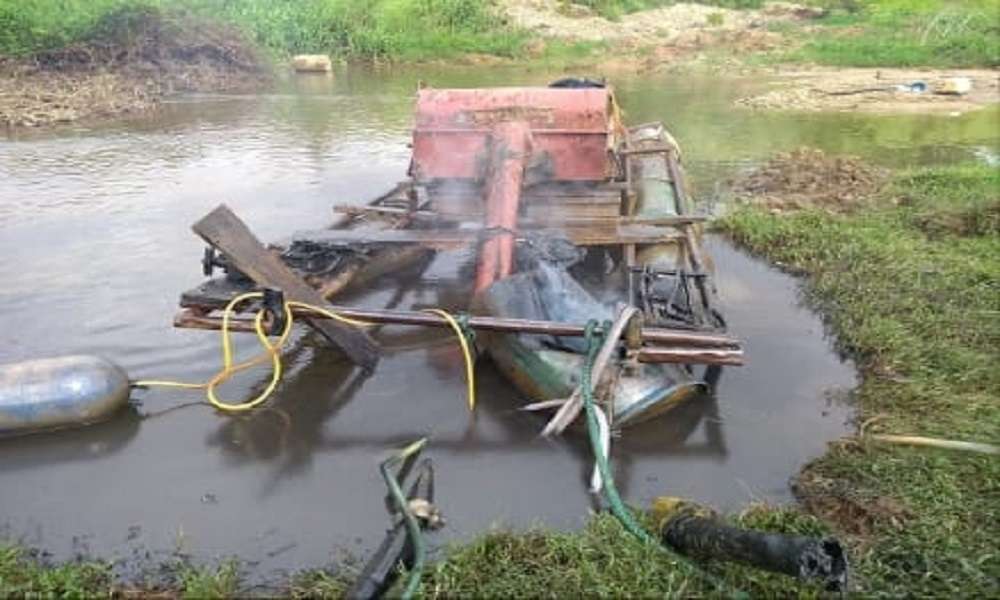 Autoridades destruyen una draga y 10 motobombas utilizadas para minería ilegal en Ayapel