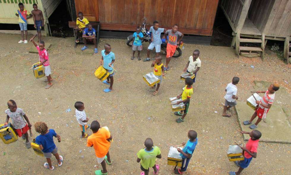 Mientras algunos políticos se roban los dineros, estos niños de la banda marcial de Magüí Payán hacen sus instrumentos con material reciclable