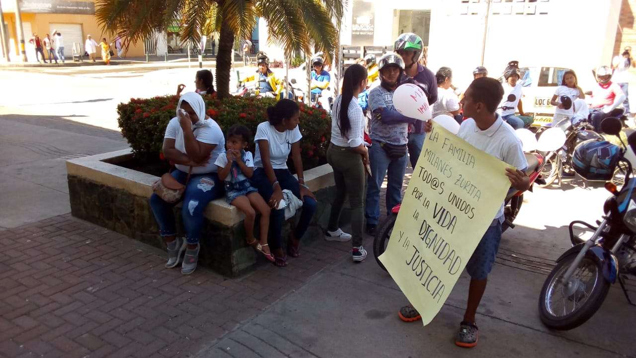 Familiares de motociclista asesinado por un policía realizan plantón exigiendo justicia