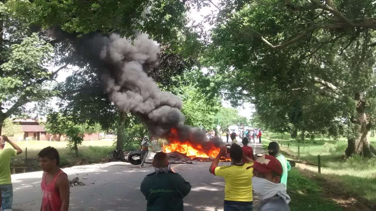 Habitantes del Vidrial bloquean vía Montería – Arboletes con quema de llantas