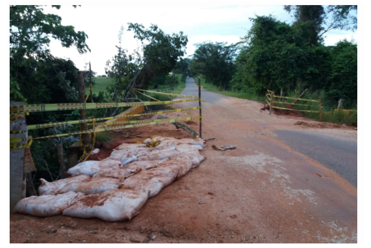¡A punto de colapsar! Fuertes lluvias deterioraron aún más el puente que comunica a Ayapel y La Apartada