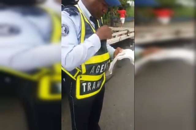 ¡Solo pasa en Colombia! Multaron a una mujer cuando aprendía clases de conducción