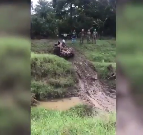 ¡Trocha de la muerte! En video, hombre murió tras caerle encima una cuatrimoto