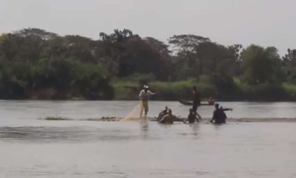 En video, pescadores rescataron el cadáver de joven que se ahogó en Caucasia