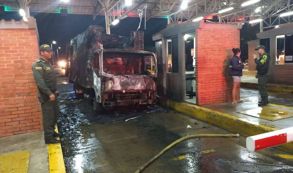 En pleno peaje de Sucre se incendió un furgón