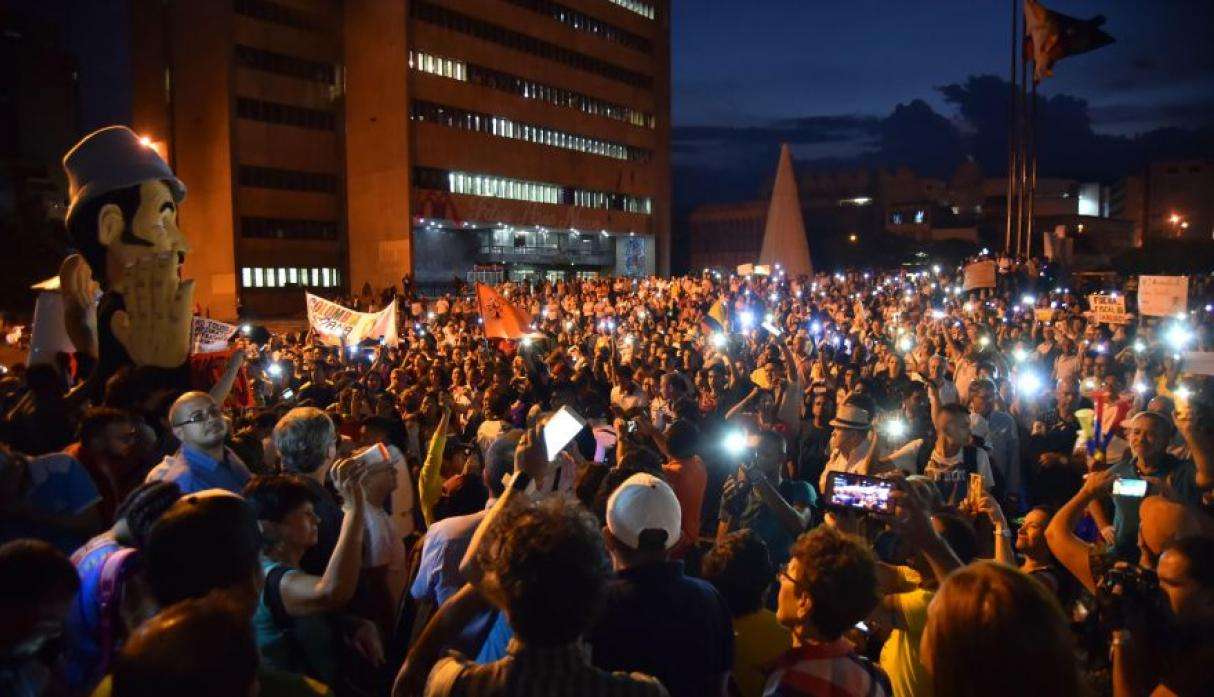 Colombianos se movilizan para exigir la renuncia de fiscal Néstor Humberto Martínez