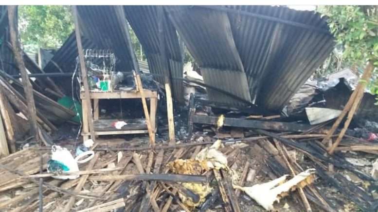 Voraz incendio dejó sin casa a dos familias en Sahagún