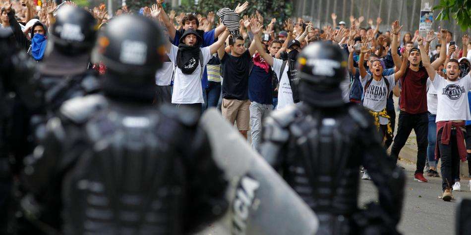 Continúan las marchas en el país, estudiantes protestan contra el ESMAD